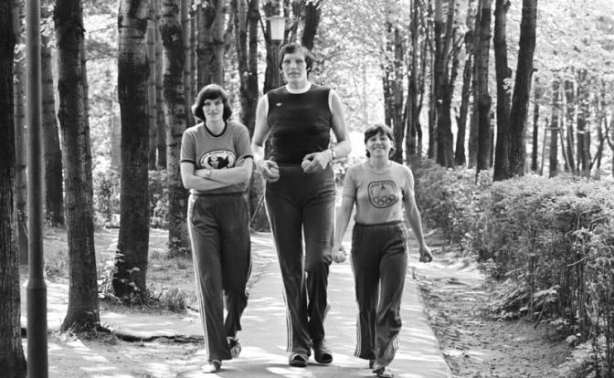 На фото: Вида Баселене (слева) из вильнюсского "Кибиркштиса", Ульяна Семенова из рижской команды ТТТ и капитан сборной Ангела Раупштене ("Кибиркштис") после тренировки,1979 год.