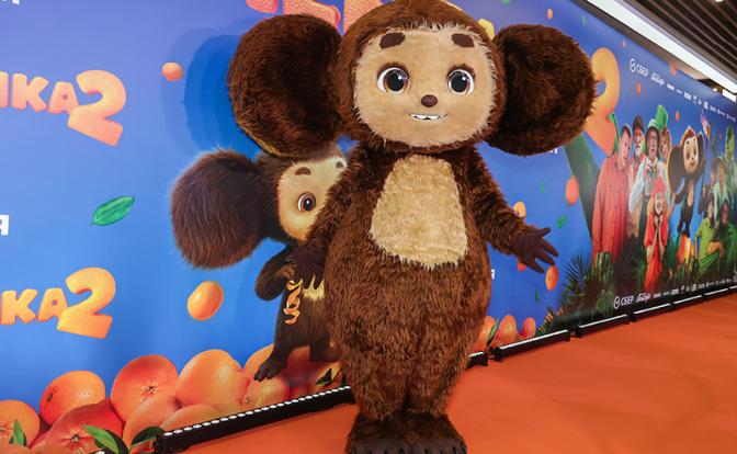 У рекордсмена проката торчат чьи-то огромные уши