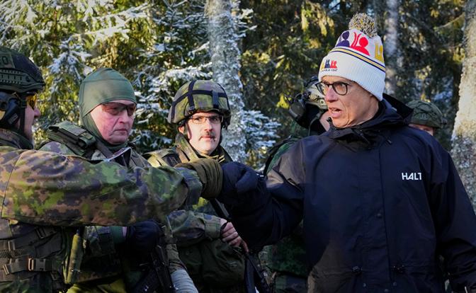 На фото (справа): президент Финляндии Александр Стубб.