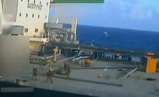 На фото: захват военными США  нефтяного танкера (скрин видео)
