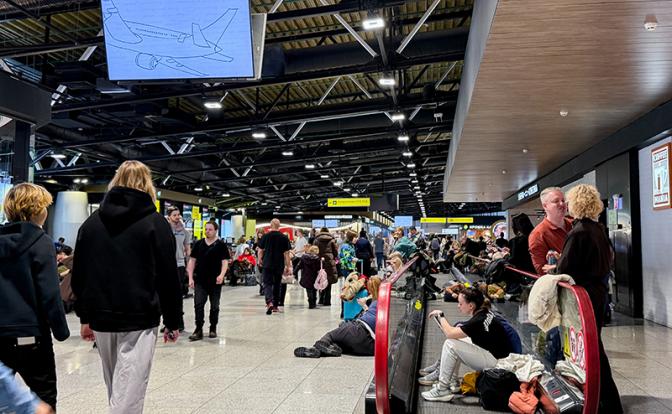 Транспортный коллапс в Москве: тысячи людей застряли в аэропортах