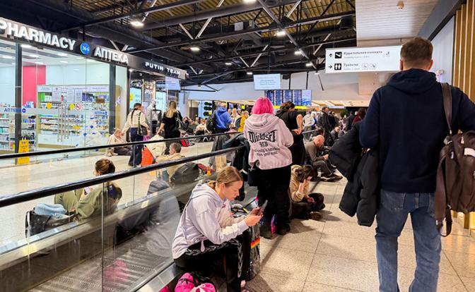 На фото: люди в зоне вылета международного аэропорта Шереметьево