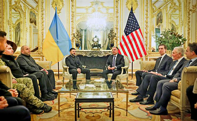 На фото: президент Украины Владимир Зеленский (в центре слева) и спецпосланник президента США Стивен Уиткофф (в центре справа) перед началом переговоров в резиденции посла США