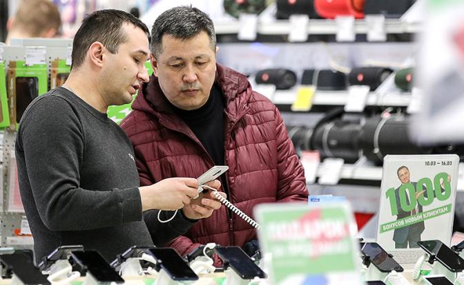«Деньги дороже понтов»: Куда и почему обрушился рынок гаджетов