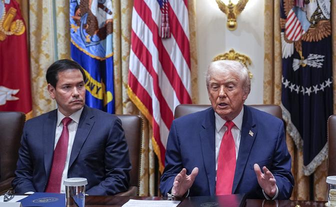 На фото (справа налево): президент США Дональд Трамп и государственный секретарь США Марко Рубио.