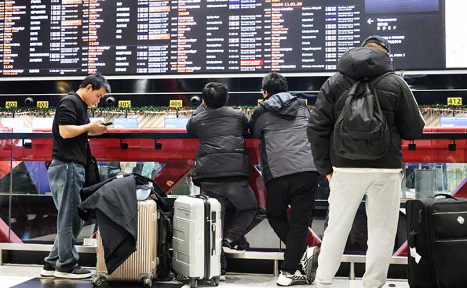 На фото: люди в зоне вылета международного аэропорта Шереметьево.