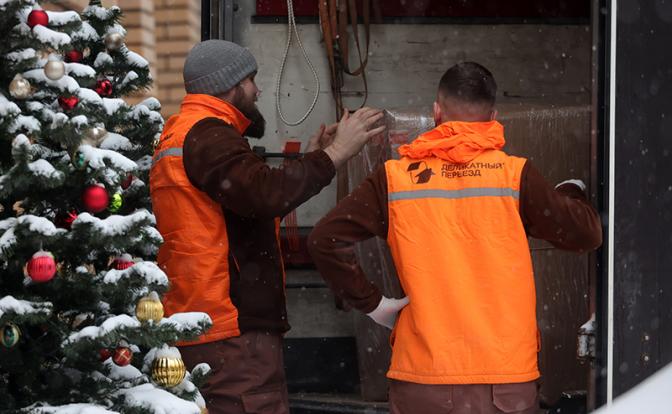 На фото: погрузка мебели в доме певицы Ларисы Долиной
