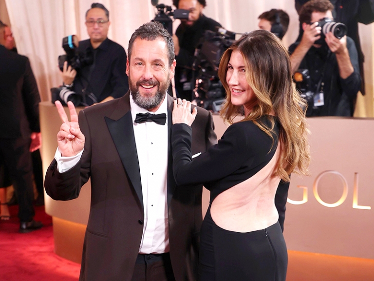 На фото: супруги-актеры Джеки и Адам Сэндлер на 83-й ежегодной церемонии вручения премии &laquo;Золотой глобус&raquo; в отеле &laquo;Беверли Хилтон&raquo; в Беверли-Хиллз, Калифорния.