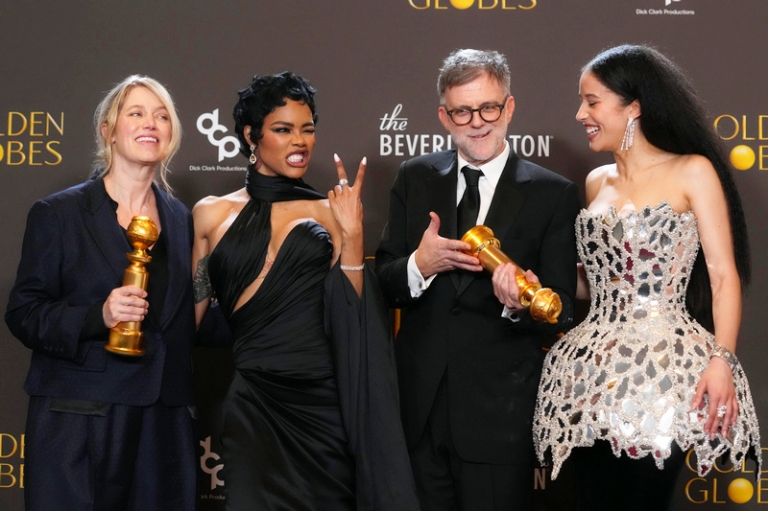 На фото (слева направо): Сара Мерфи, Тейана Тейлор, Пол Томас Андерсон и Чейз Инфинити позируют в пресс-зале с наградой за лучший фильм &mdash; &laquo;Одна битва за другой&raquo; во время 83-й церемонии вручения премии &laquo;Золотой глобус&raquo;.