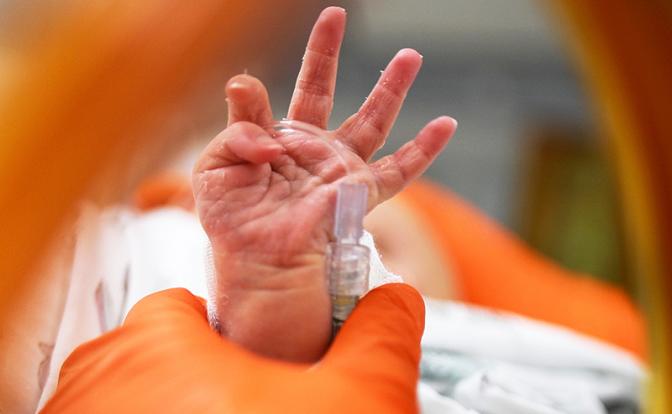 «Малыша без руки положили мне на грудь»: СК возбудил дело после гибели младенцев в Кузбассе