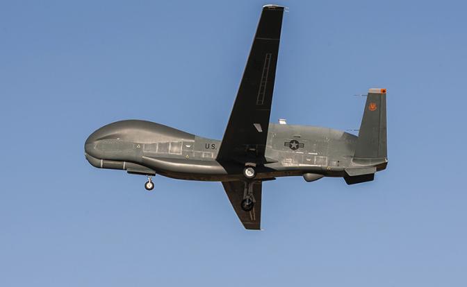 На фото: дрон-разведчик Northrop Grumman RQ-4B Global Hawk.