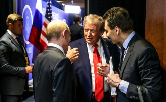 На фото: Аляска. Анкоридж. Президент России Владимир Путин и президент США Дональд Трамп (слева направо на первом плане).