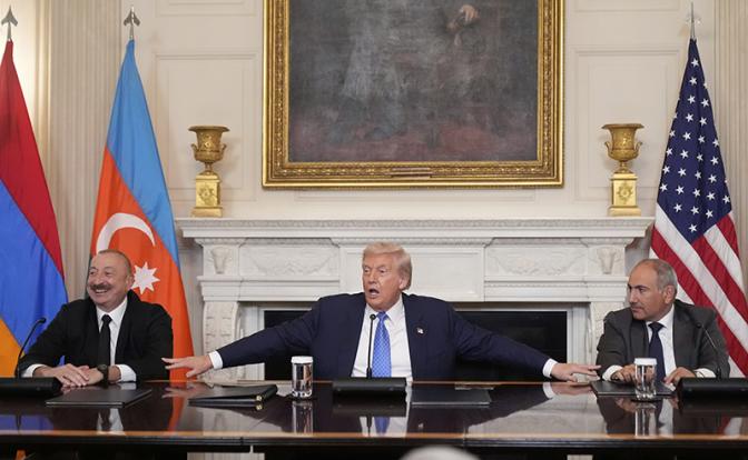 На фото: президент Азербайджана Ильхам Алиев, президент США Дональд Трамп и премьер-министр Армении Никол Пашинян (слева направо)