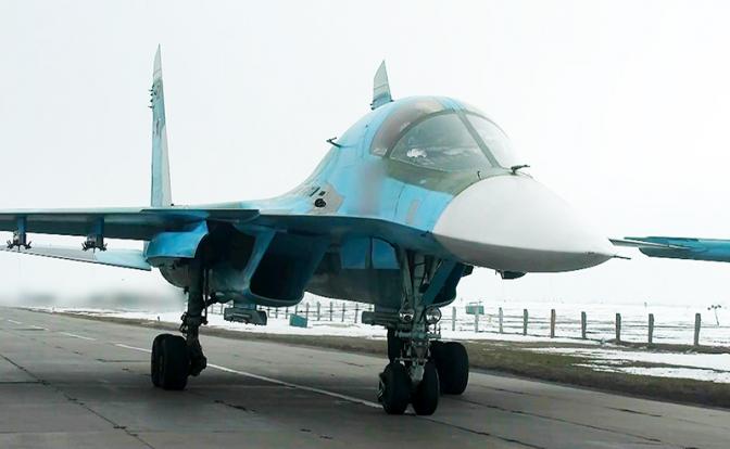 На фото: истребитель-бомбардировщик Су-34 во время боевой работы на Южно-Донецком направлении.