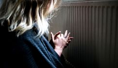 Медик: Холодные руки могут быть симптомами опасных заболеваний