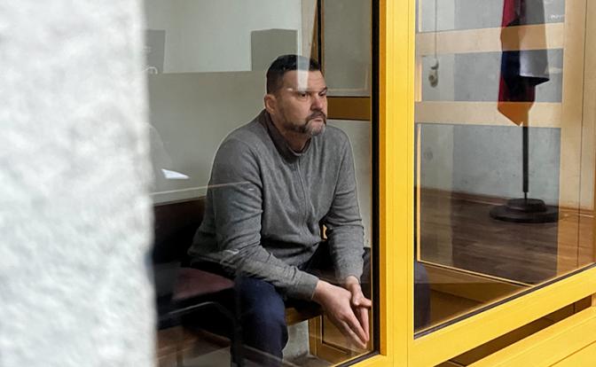 На фото: главврач Новокузнецкой городской больницы, к которой относится роддом №1, Виталий Херасков в Центральном районном суде во время избрания меры пресечения