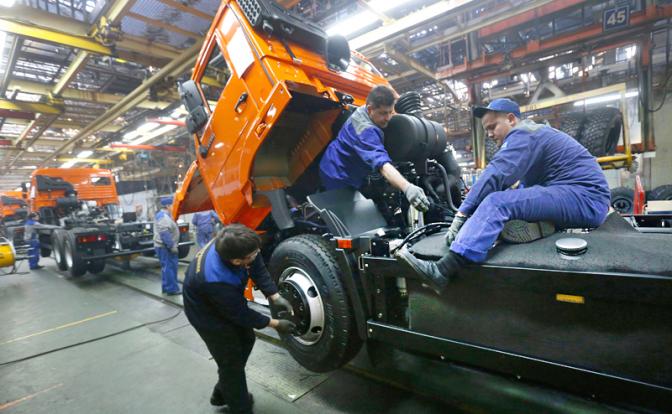 На фото: сборка автомобиля в цехе завода "Камаз".