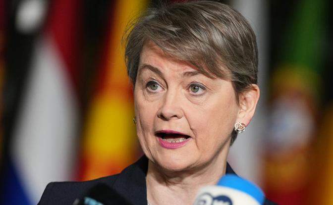 На фото: министр иностранных дел Великобритании Иветт Купер