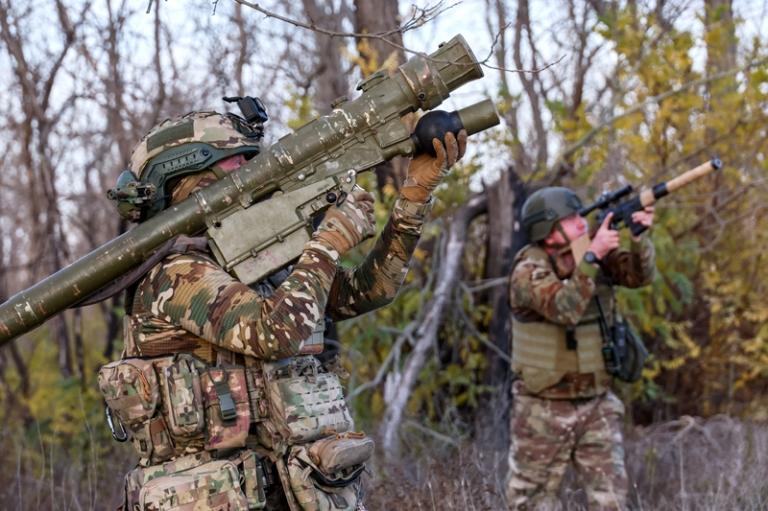 На фото: веннослужащие 98-й дивизии ВДВ в составе группировки войск "Днепр" во время боевого дежурства расчета переносного зенитного ракетного комплекса (ПЗРК) в зоне СВО. 