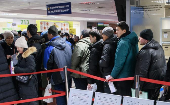 Назад – за свой счет: Мигранты оказались действительно "ценными кадрами"