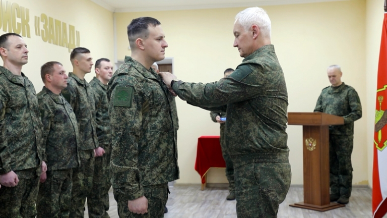 На фото: министр обороны РФ Андрей Белоусов вручил государственные награды отличившимся военнослужащим группировки &laquo;Запад&raquo;. 