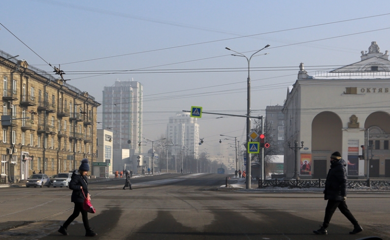 На фото: прохожие в центре Новокузнецка.