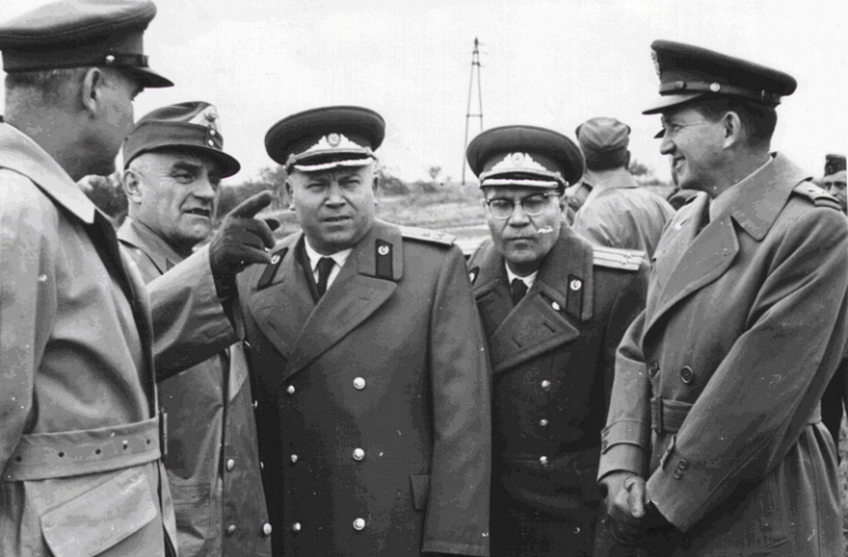 На фото: советский военный атташе полковник Т. Маковский (третий слева) и его старший помощник подполковник В. Бочкарев (четвертый слева) на австро-венгерской границе. 1956 год.