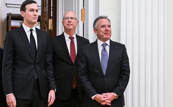 На фото: спецпосланник президента США Стив Уиткофф, специальный представитель президента РФ по инвестиционно-экономическому сотрудничеству с зарубежными странами, глава РФПИ Кирилл Дмитриев, бизнесмен Джаред Кушнер (справа налево)