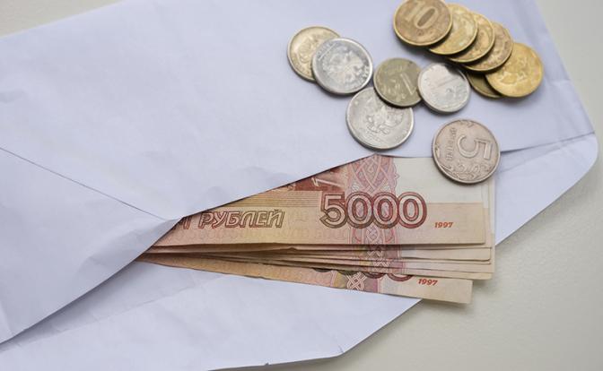 Зарплаты опять решили переждать кризис в тенечке: Хозяин экономит, работник - без пенсии