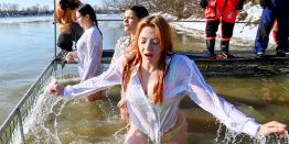 Красивые и бесстрашные: Как девушки в прорубь окунались