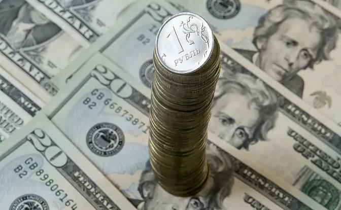 Эксперт сделал прогноз курса доллара на фоне рекордных продаж валюты и золота Минфином