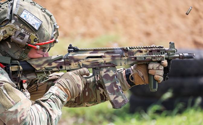 На фото: военнослужащий отдельного десантно-штурмового батальона новороссийского горного соединения ВДВ во время тренировки с новым укороченным автоматом АК-12К.