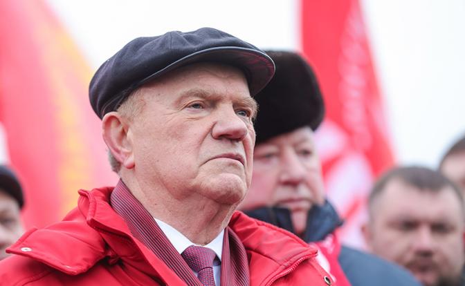 На фото: лидер партии КПРФ Геннадий Зюганов на церемонии возложения цветов и венков к Мавзолею Владимира Ленина