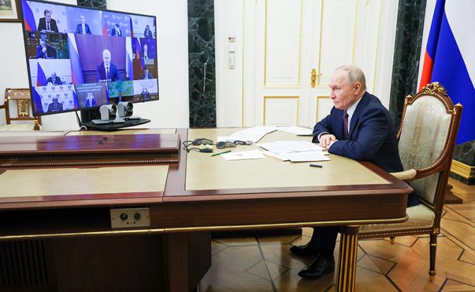 На фото: президент РФ Владимир Путин во время совещания с правительством РФ по видеосвязи.
