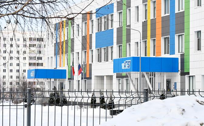 На фото: вид на лицей №37. Ученик 7 класса в Нижнекамске напал с ножом на уборщицу в школе.