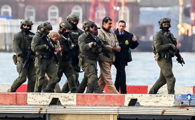 На фото: президент Венесуэлы Николас Мадуро (третий справа) и его супруга Силия Флорес в сопровождении полиции.