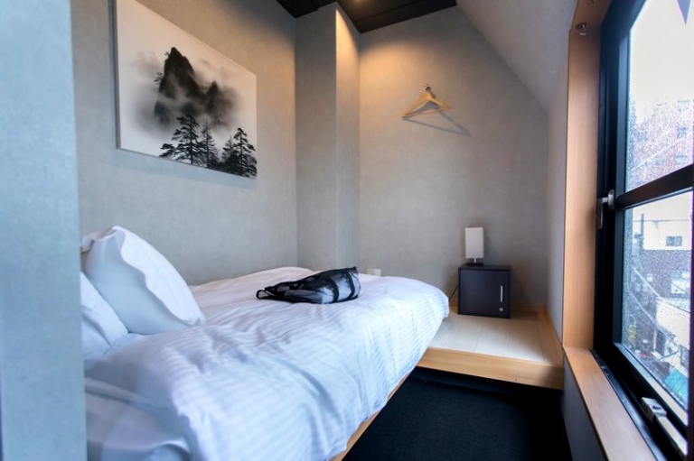 На фото: номер в отеле Zen Tokyo, Япония.