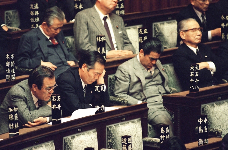 На фото: депутаты от Либерально-демократической партии спят во время выступления премьер-министра Тосики Кайфу, возглавлявшего правящую партию, с программной речью перед в парламенте в Токио, Япония, 1990 год.