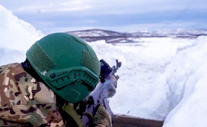 На фото: военнослужащий отдельной гвардейской бригады морской пехоты Северного флота РФ во время проведения учений на полигоне.