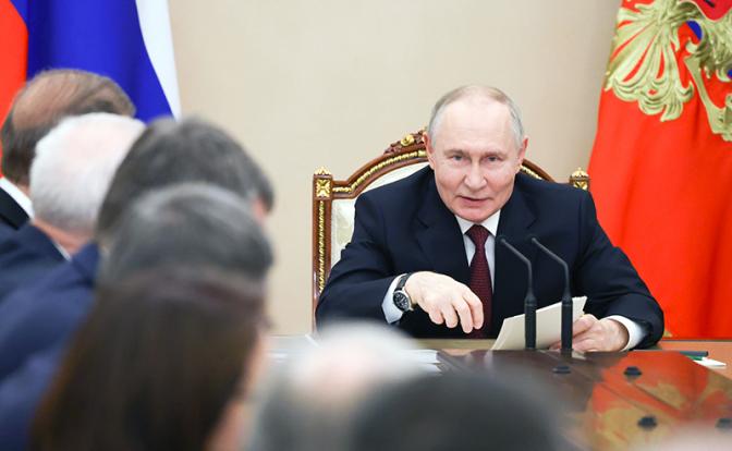 На фото: президент РФ Владимир Путин на совещании
