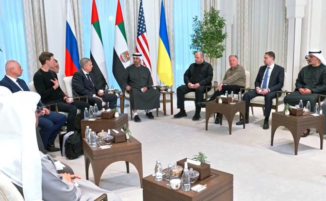 На фото: опубликованы первые кадры встречи делегаций России, США и Украины в Абу-Даби. На них президент ОАЭ шейх Мухаммед бен Заид Аль Нахайян общается с представителями трех страх, участвующих в переговорах по урегулированию кризиса на Украине.
