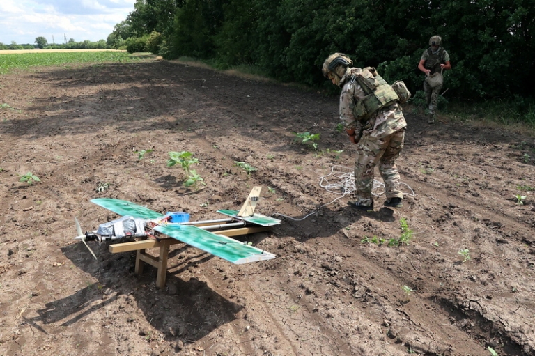 На фото: разведчики с FPV дроном "Молния" во время работы в зоне проведения специальной военной операции.