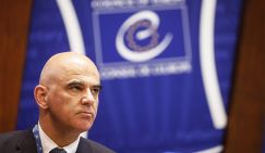 От Гааги до Брюсселя: Спектакль «Трибунал для Путина» остался без сценария, денег и зрителей