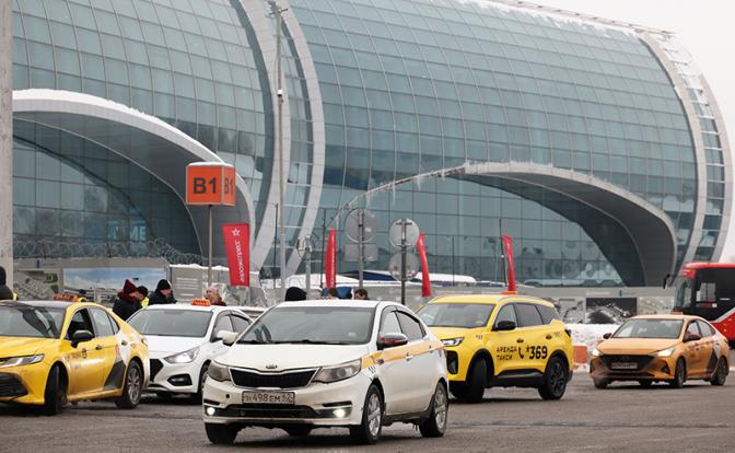 Доехать на такси с юго-запада Москвы до Домодедово дороже, чем долететь до Петербурга
