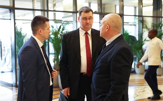 На фото: Абу-Даби. Члены российской делегации после переговоров в гостинице "Ритц Карлтон".