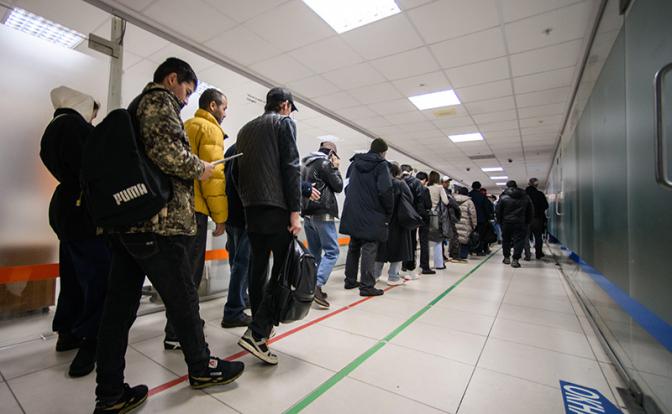 Миграционное ведомство готово верить чужим судам, а если жизнь человеку сломали – так когда "лес рубят"...