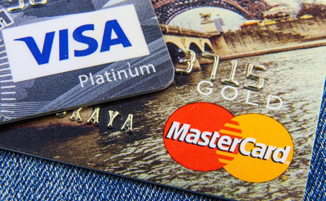 Жителей РФ призвали заменить карты Visa и Mastercard