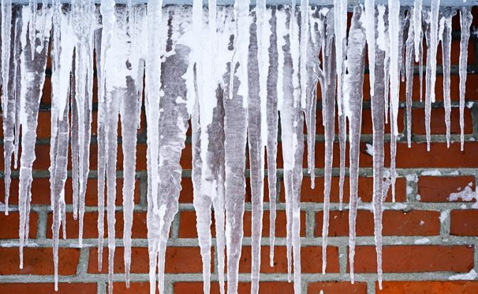 СМИ: Упавшие с крыш сосулька и снег убили жительниц Москвы и Пензы