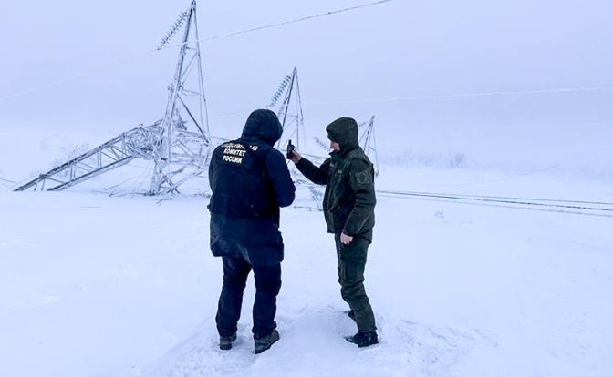 На фото: сотрудники СК РФ около обрушенной опоры ЛЭП в Мурманской области