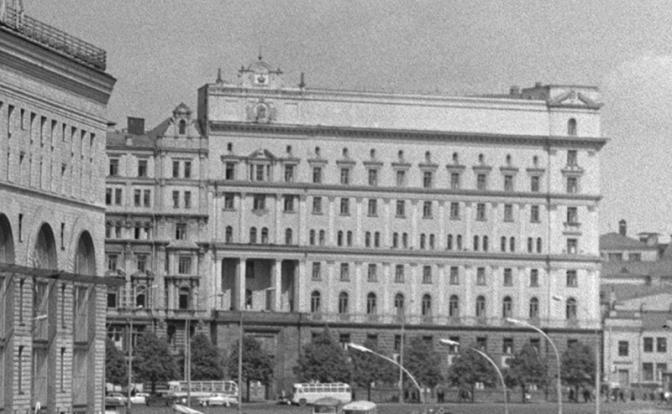 На фото: вид на Лубянскую площадь в Москве.